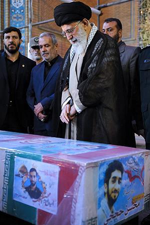 حضور رهبر انقلاب در کنار پیکر مطهر شهید حججی